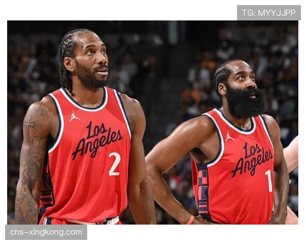 快船训练营初报：莱昂纳德状态火热哈登笑容满面首发阵容逐渐明朗